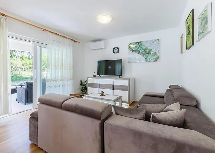 6 Bedroom Cozy In Dom wakacyjny