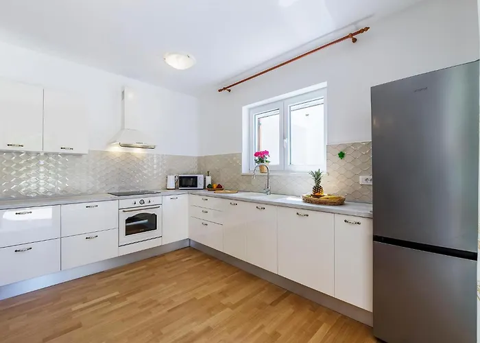 6 Bedroom Cozy In Dom wakacyjny