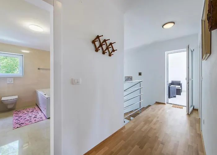 6 Bedroom Cozy In Dom wakacyjny *
